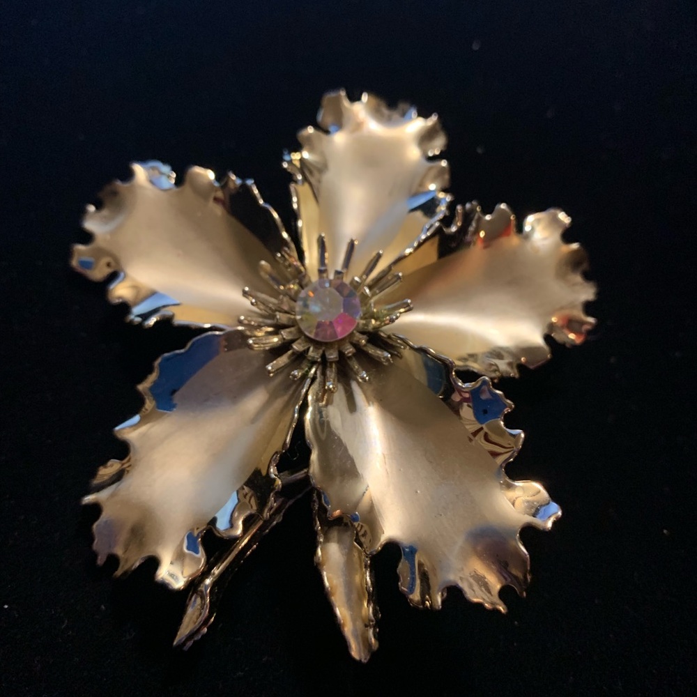 Big beautiful silvery gold tone flower brooch 1960